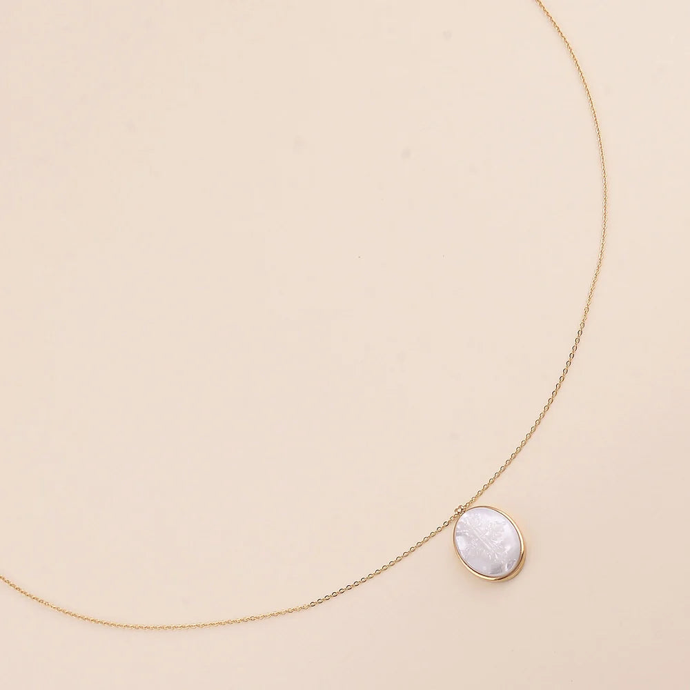Collier Serena pendentif nacre ovale croix acier doré zoom