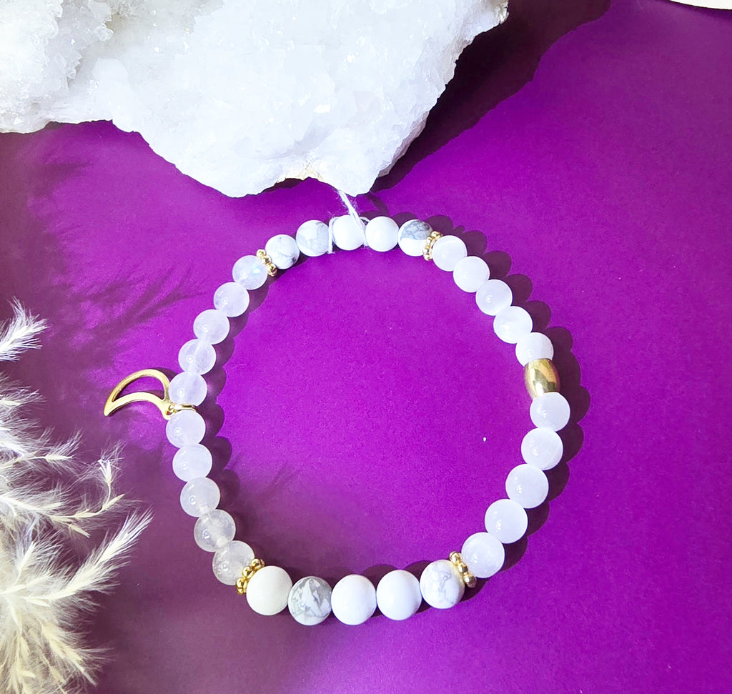 Sérénité lunaire : Howlite, sélénite et pierre de lune.