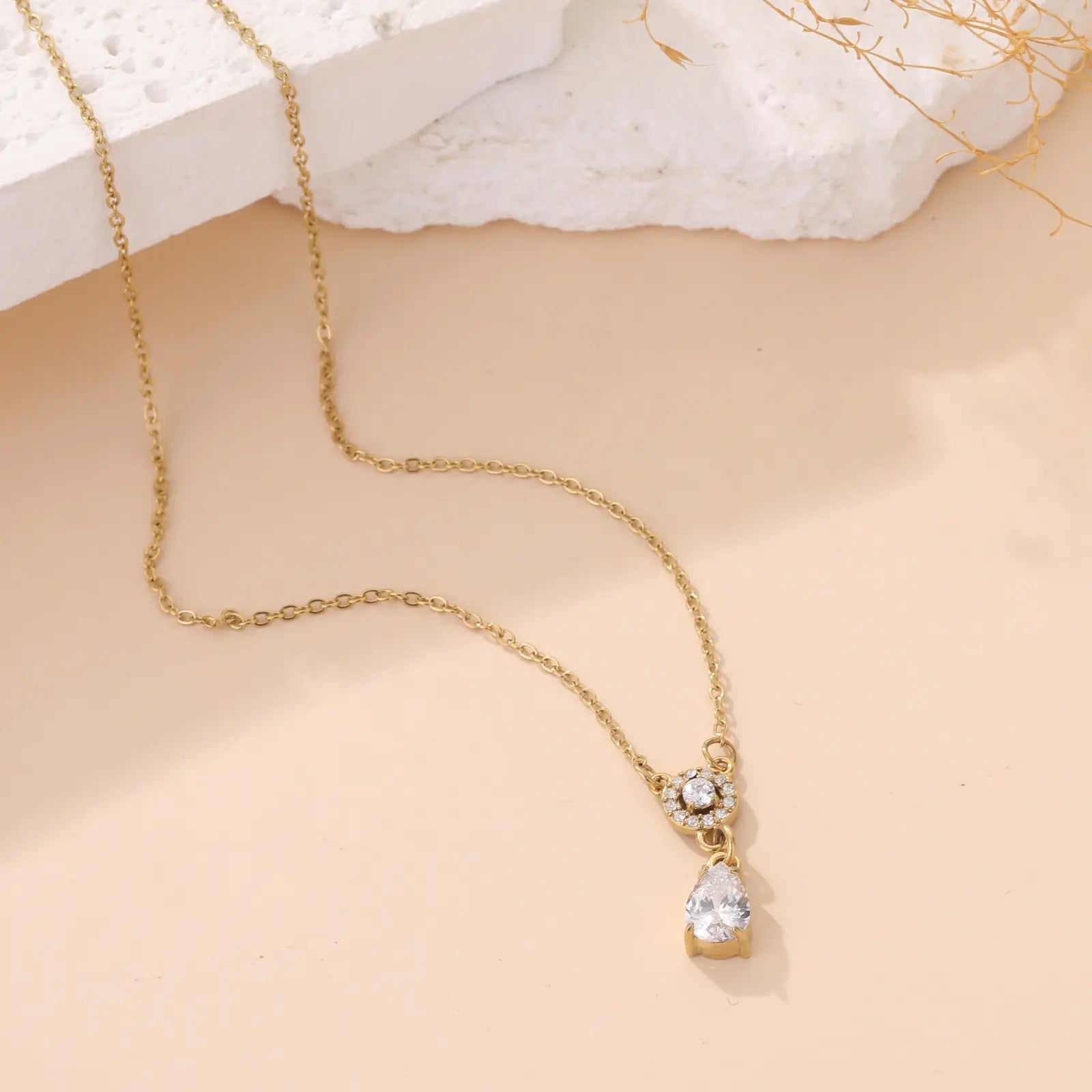 Collier Vaena - Élégance Dorée & Cristaux Étincelants