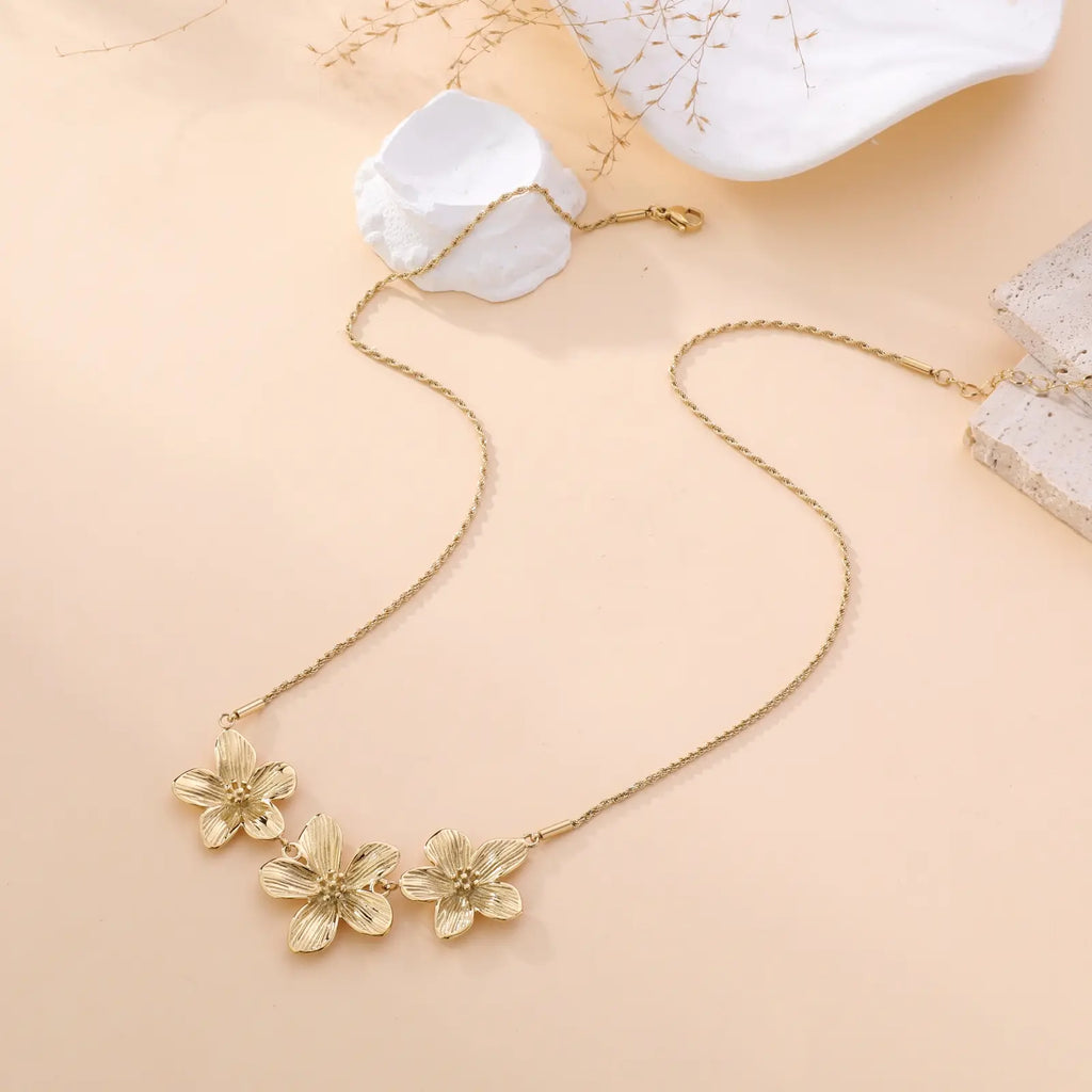 Collier Athena - Chaîne Dorée 3 Fleurs - Acier Inoxydable | Or et Âme Bijoux
