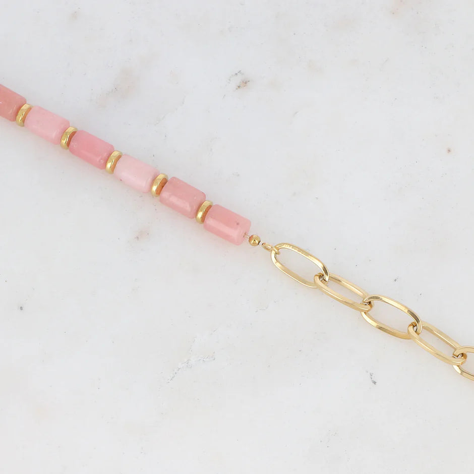 Bracelet AZILAL agate rose détail cylindres et chaîne acier doré fond marbre