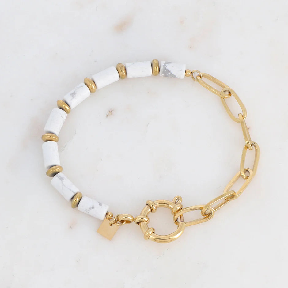 Bracelet AZILAL howlite blanche cylindres pierres naturelles chaîne acier doré fermoir marin