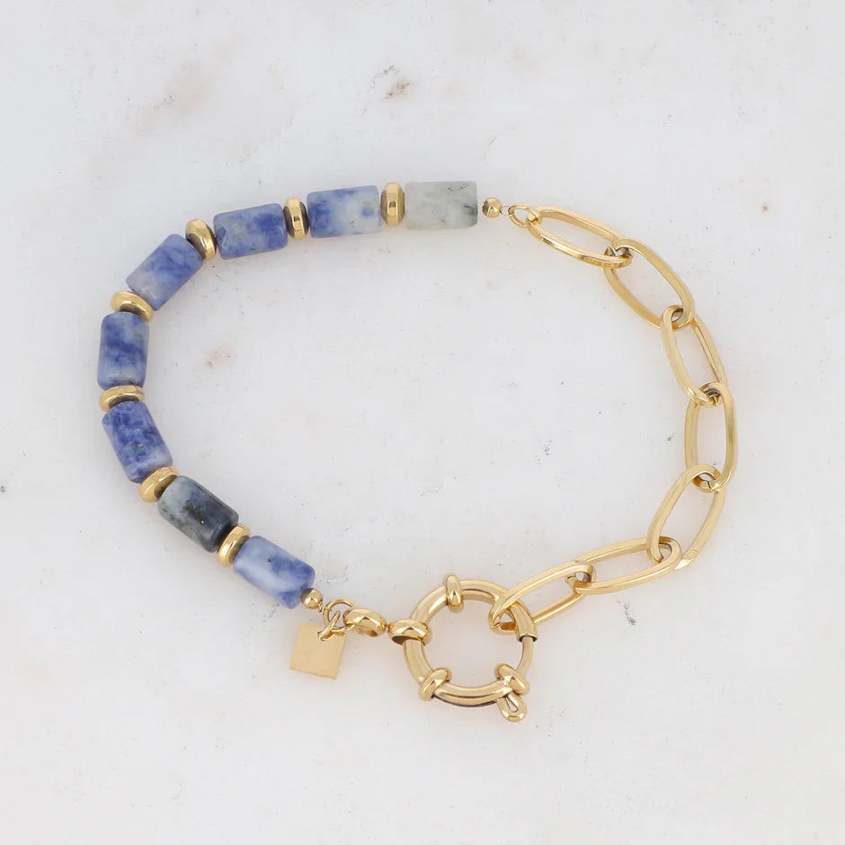 Bracelet AZILAL sodalite bleue cylindres pierres naturelles chaîne acier doré fermoir marin