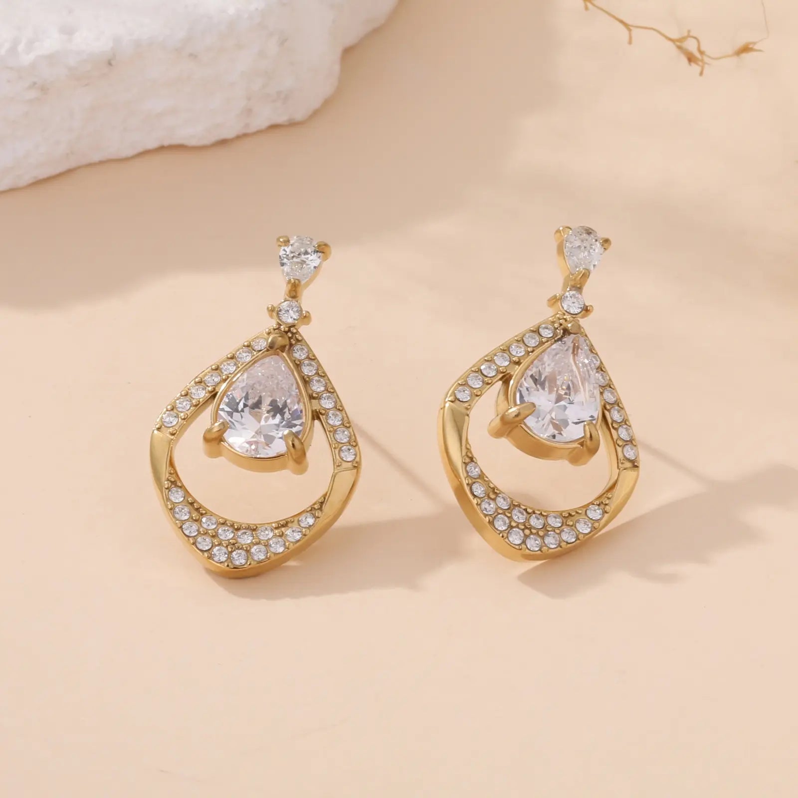 Boucles d'Oreilles Bora - Puces Zirconium Blanc Dorées - Élégance Discrète | Or et Âme