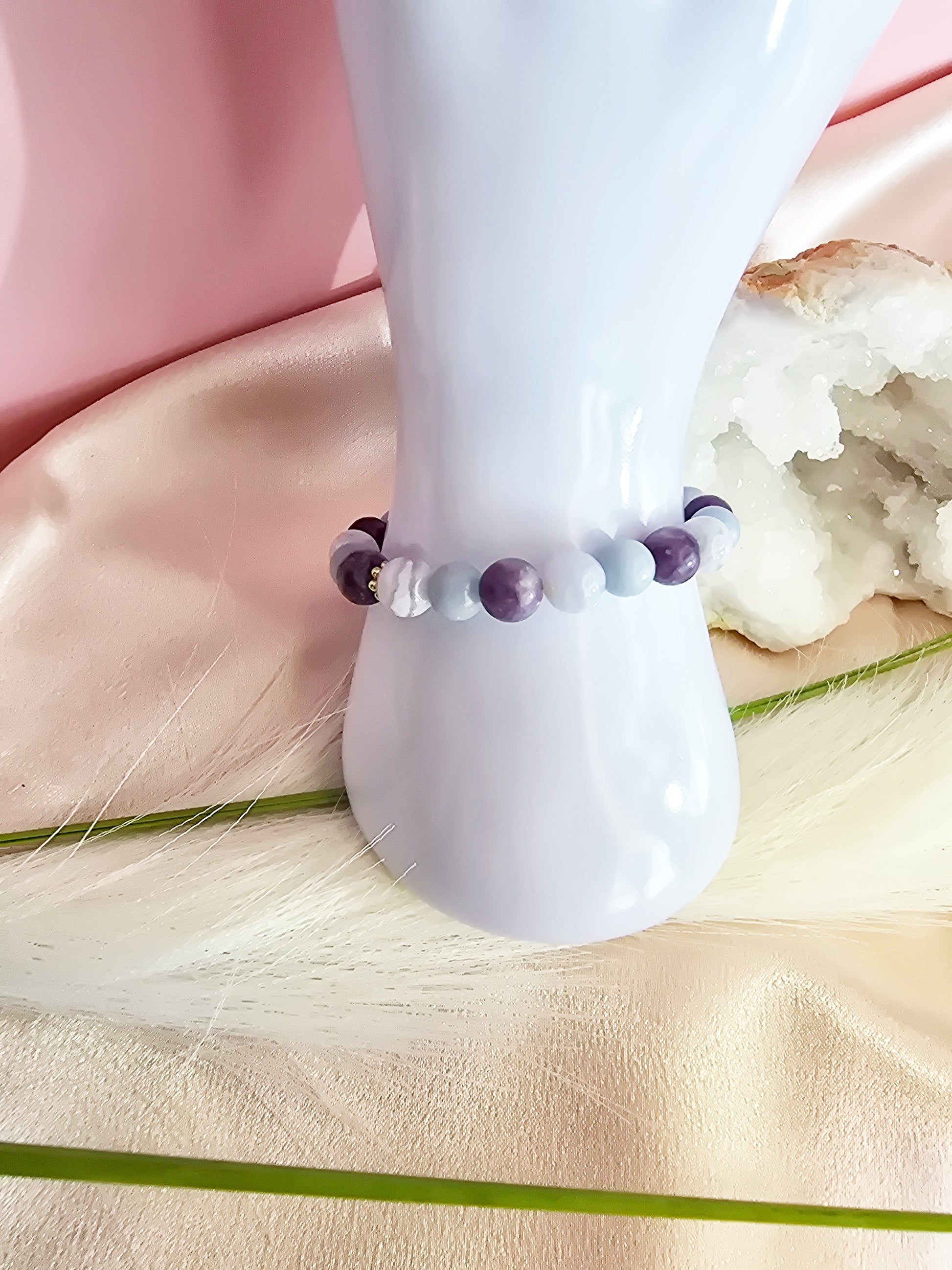 Caresse céleste : Calcédoine bleue, angélite et lépidolite