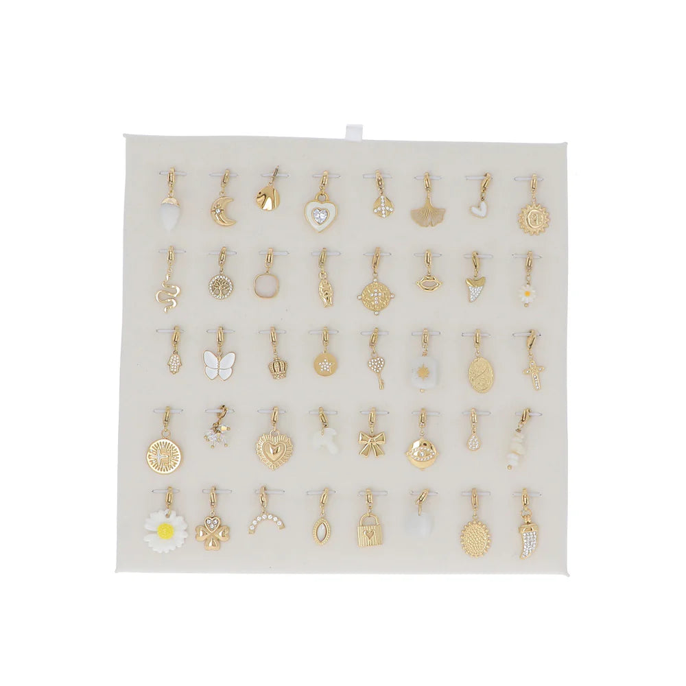 Kit 40 charms LORINE acier doré motifs variés présentoir velours beige fond blanc