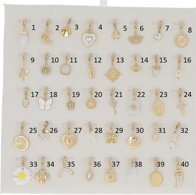 Kit Charms LORINE – 40 Pendentifs Acier Doré avec Présentoir