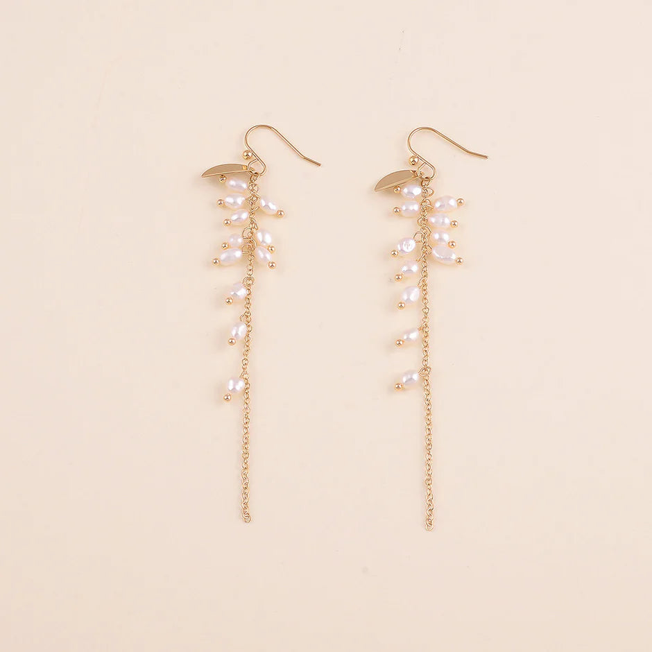 Boucles d'oreilles DEVA longues perles eau douce cascade chaîne dorée fond beige