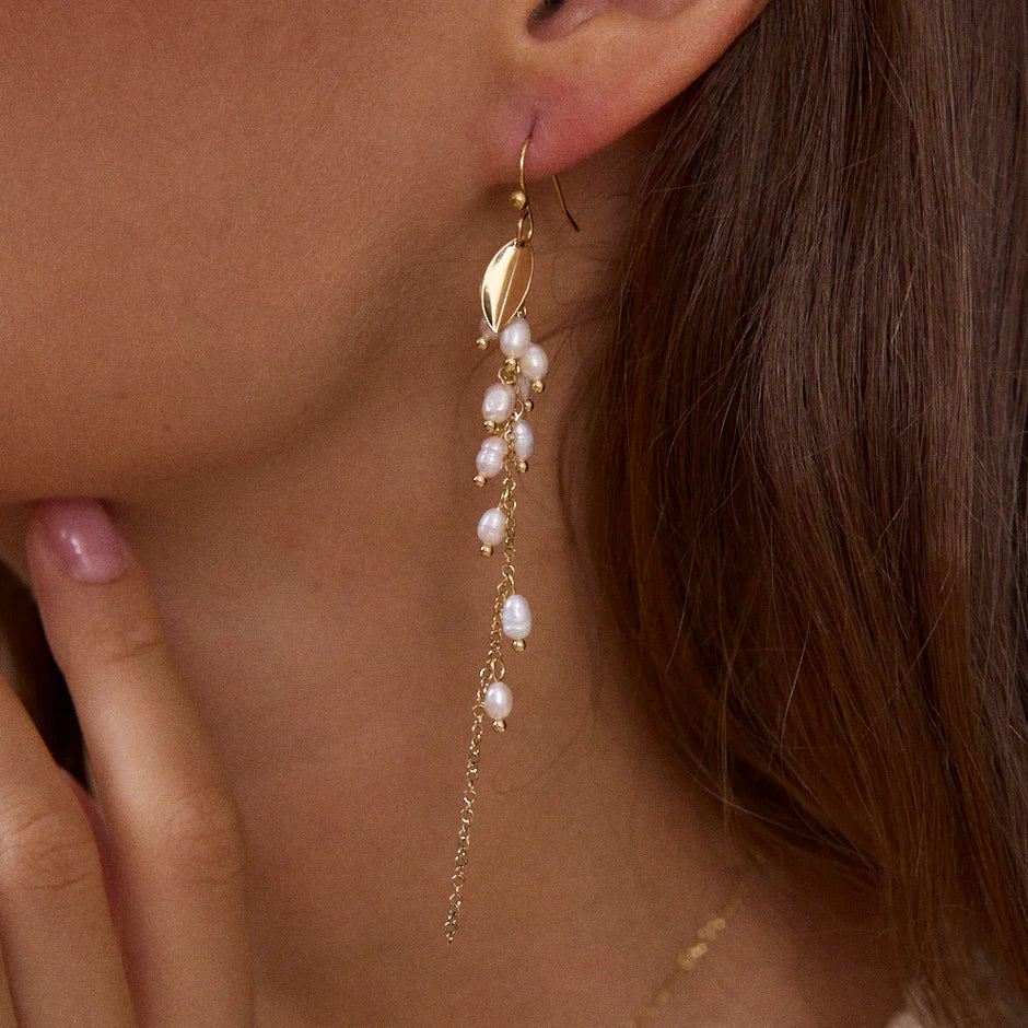 Boucles d'oreilles DEVA détail perles eau douce cascade chaîne dorée portées