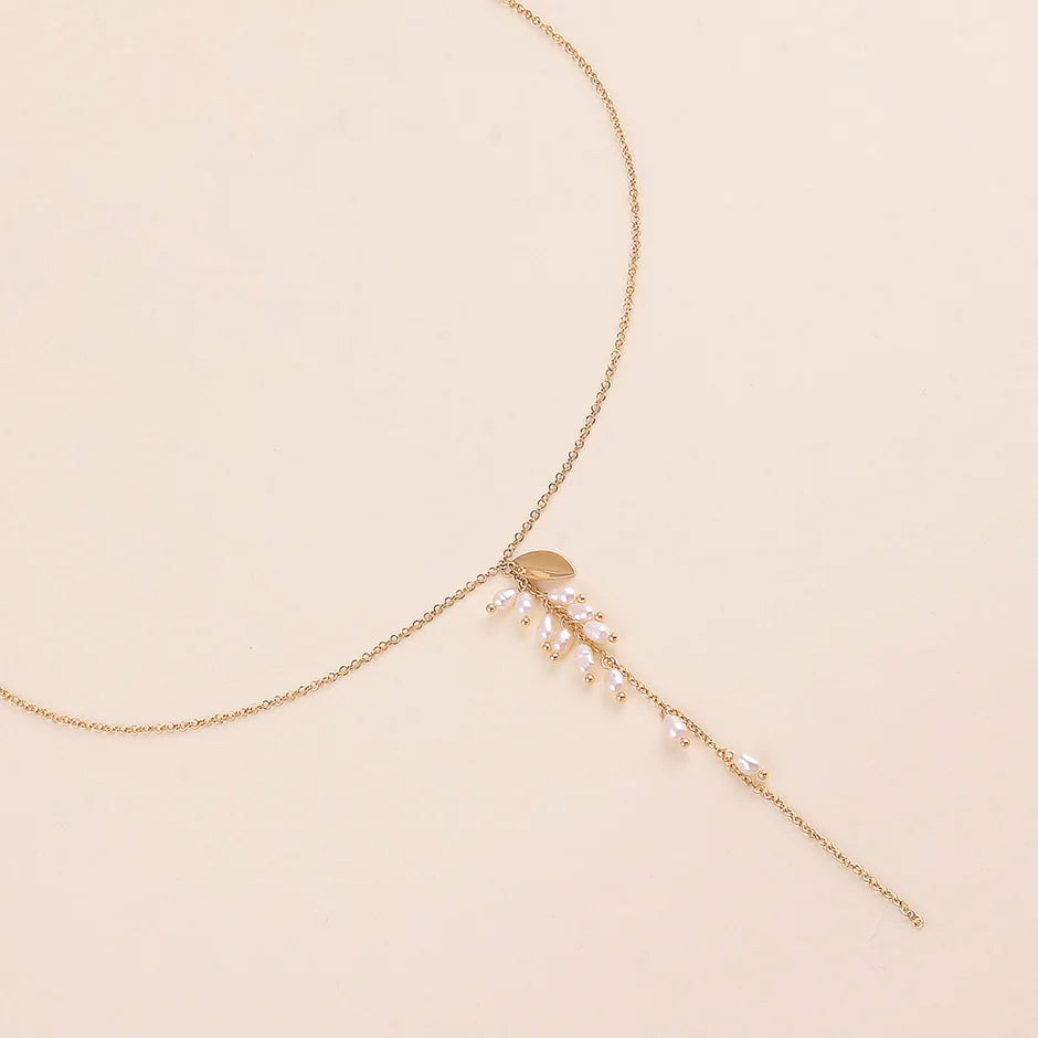 Collier DEVA perles eau douce cascade chaîne dorée fond beige détail pendentif