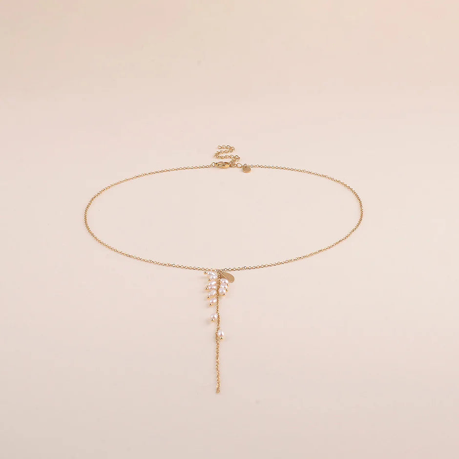 Collier DEVA type Y perles eau douce chaîne dorée vue complète fond beige