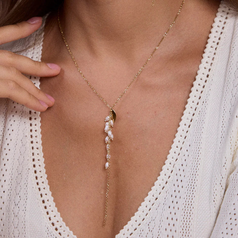 Collier DEVA porté décolleté perles eau douce cascade chaîne dorée