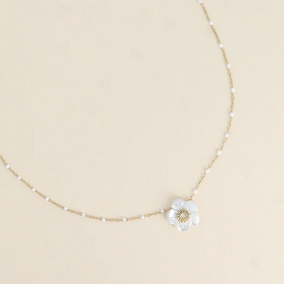 Collier Éline – Fleur de Nacre & Chaîne Dorée Perlée | Acier Inoxydable