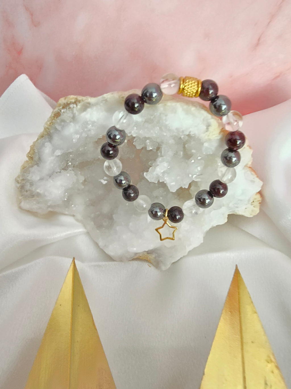 Étoile d'attraction : Grenat, cristal de roche et hématite.