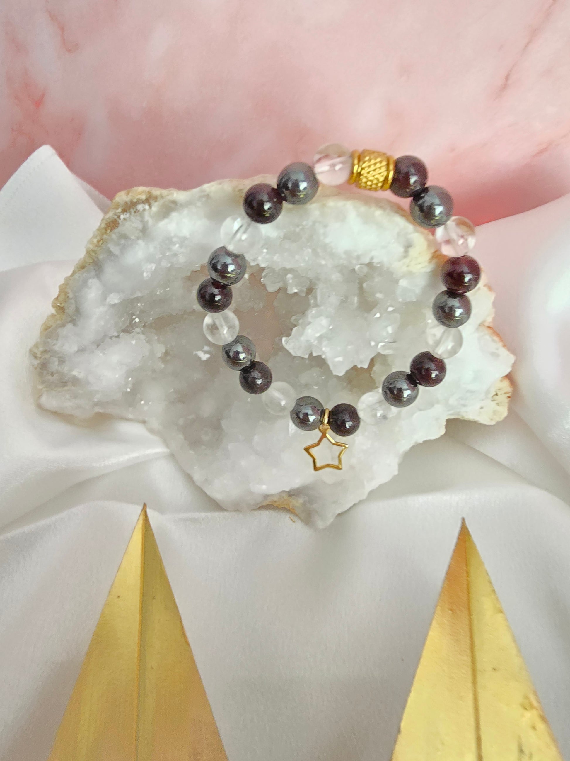 Étoile d'attraction : Grenat, cristal de roche et hématite.