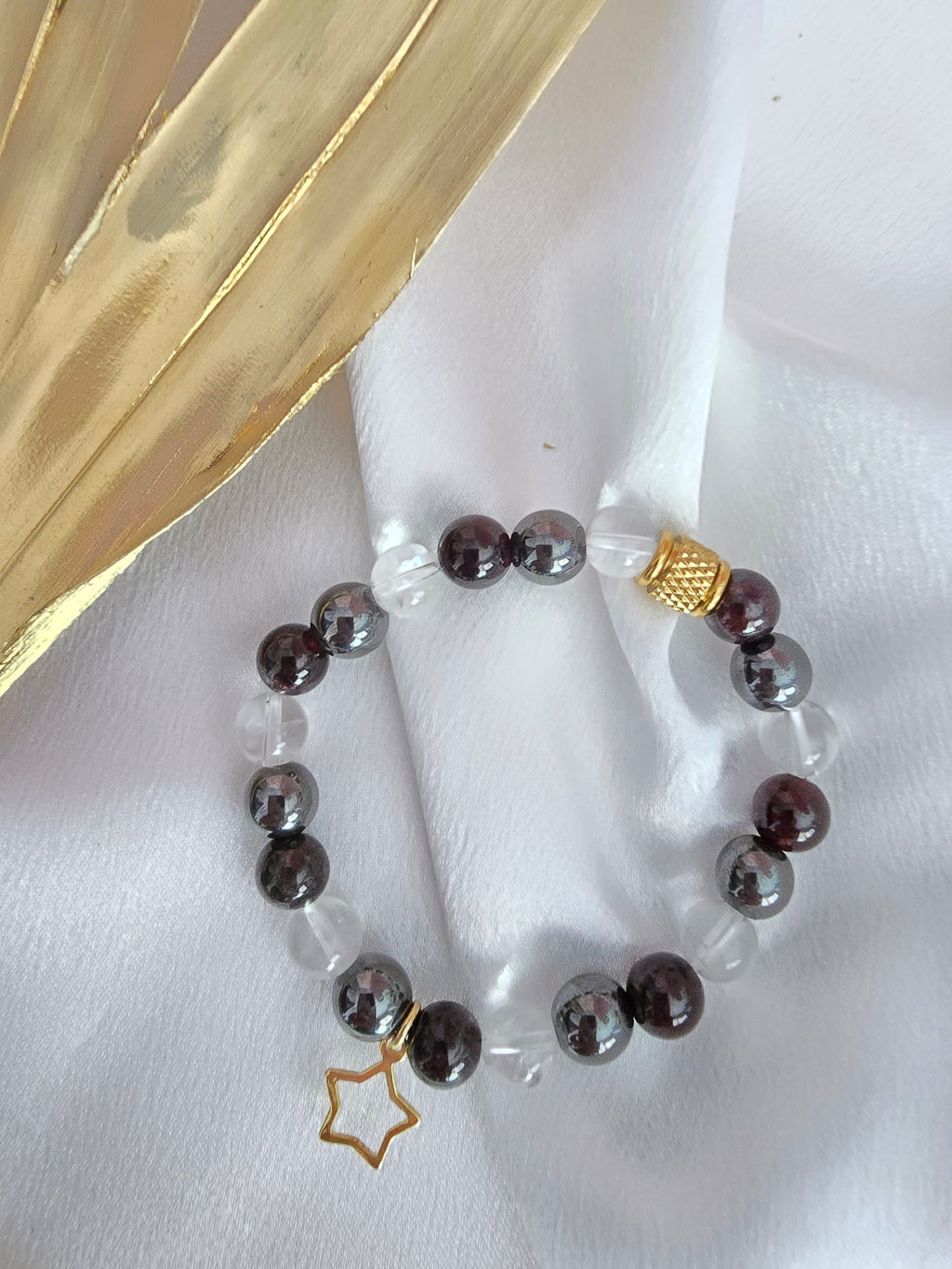 Étoile d'attraction : Grenat, cristal de roche et hématite.