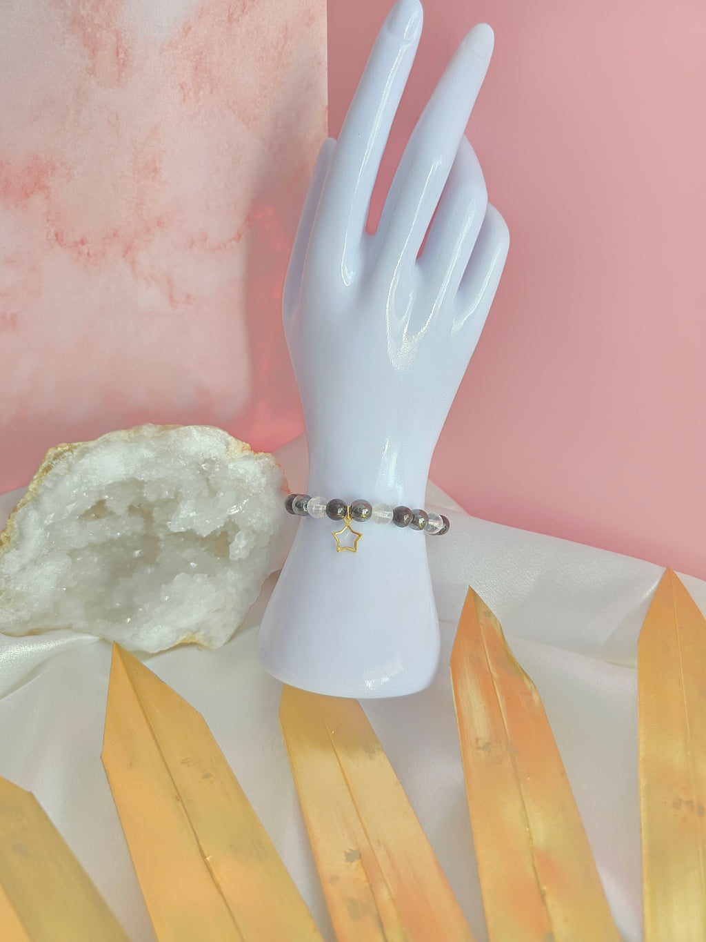 Étoile d'attraction : Grenat, cristal de roche et hématite.