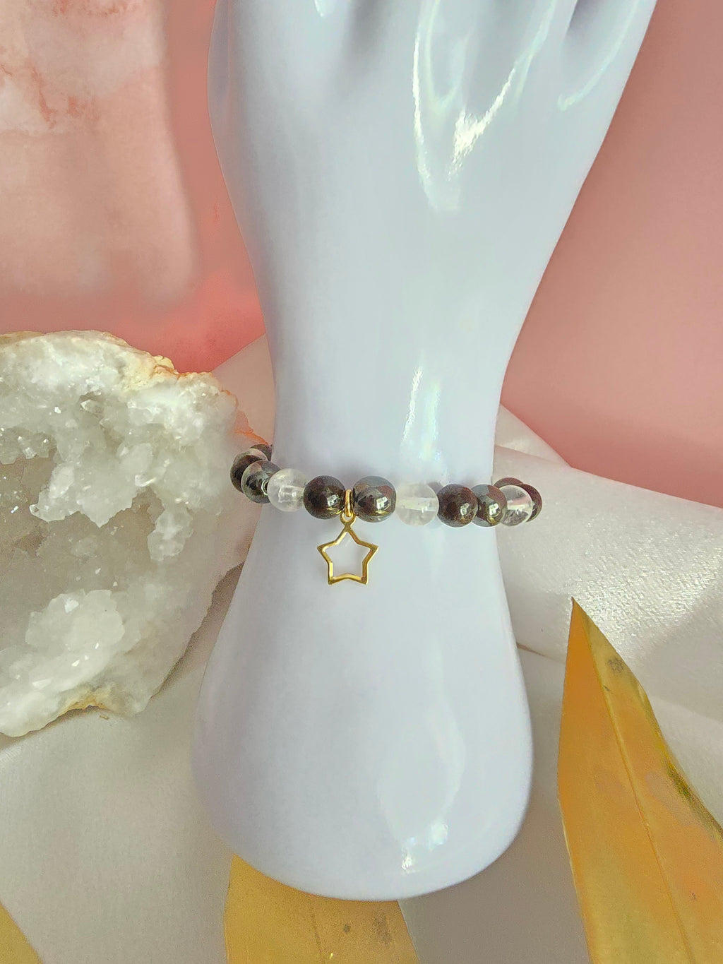 Étoile d'attraction : Grenat, cristal de roche et hématite.