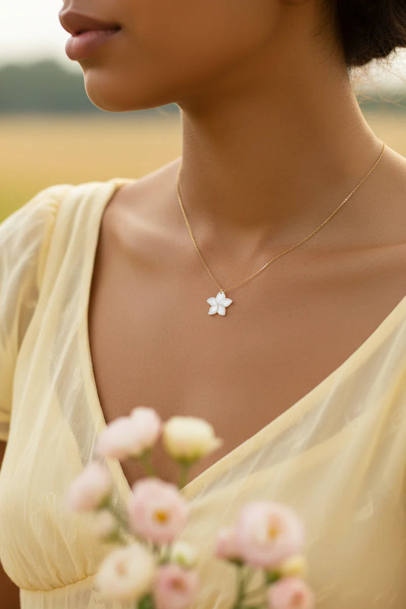 Collier Lilo – Grande Fleur de Nacre