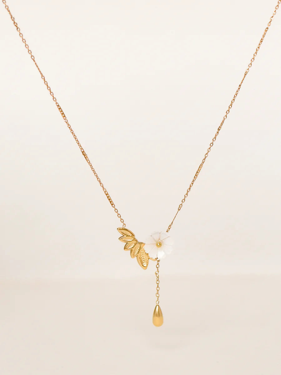 Collier Lilou – Fleur de Nacre & Feuilles Dorées