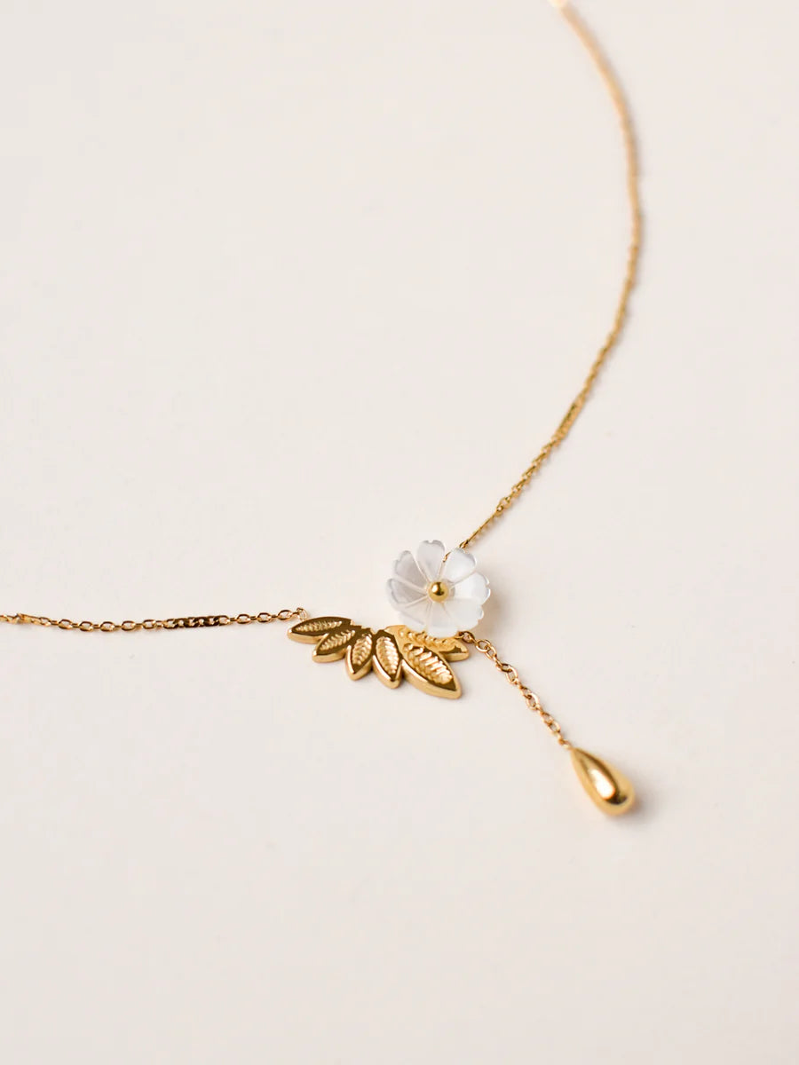Collier Lilou – Fleur de Nacre & Feuilles Dorées