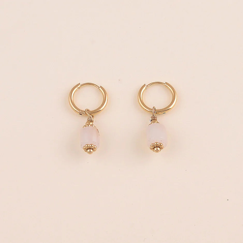 Boucles d'oreilles LISE créoles dorées agate blanche pendentif fleur dorée fond beige