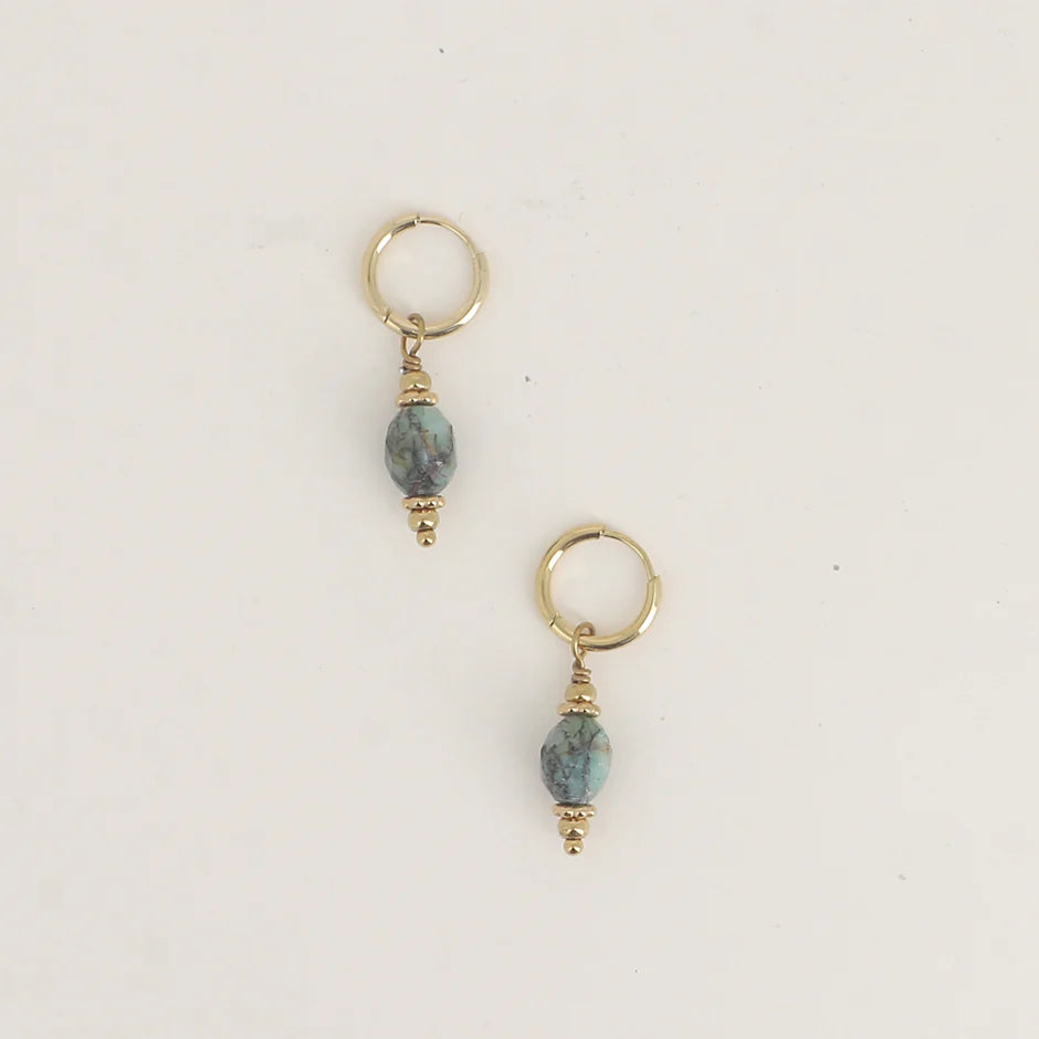 Boucles d'oreilles LOUISE labradorite gris bleu créoles acier doré fond blanc
