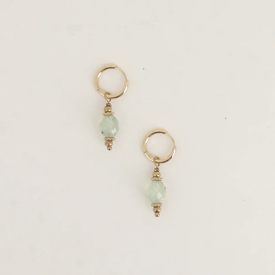 Boucles d'oreilles LOUISE amazonite vert d'eau créoles acier doré fond blanc