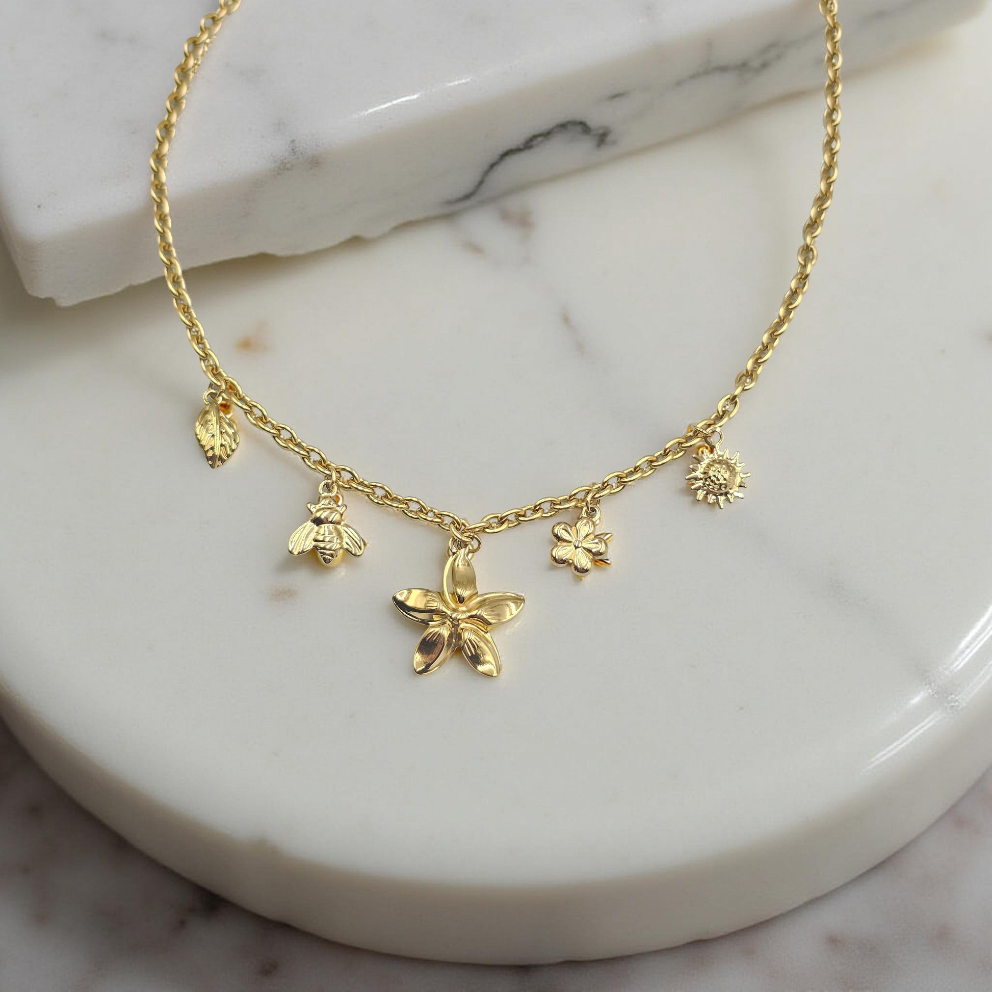 Collier ANYA Chaîne Dorée 5 Pendants Délicats - Or et Âme-Bijoux