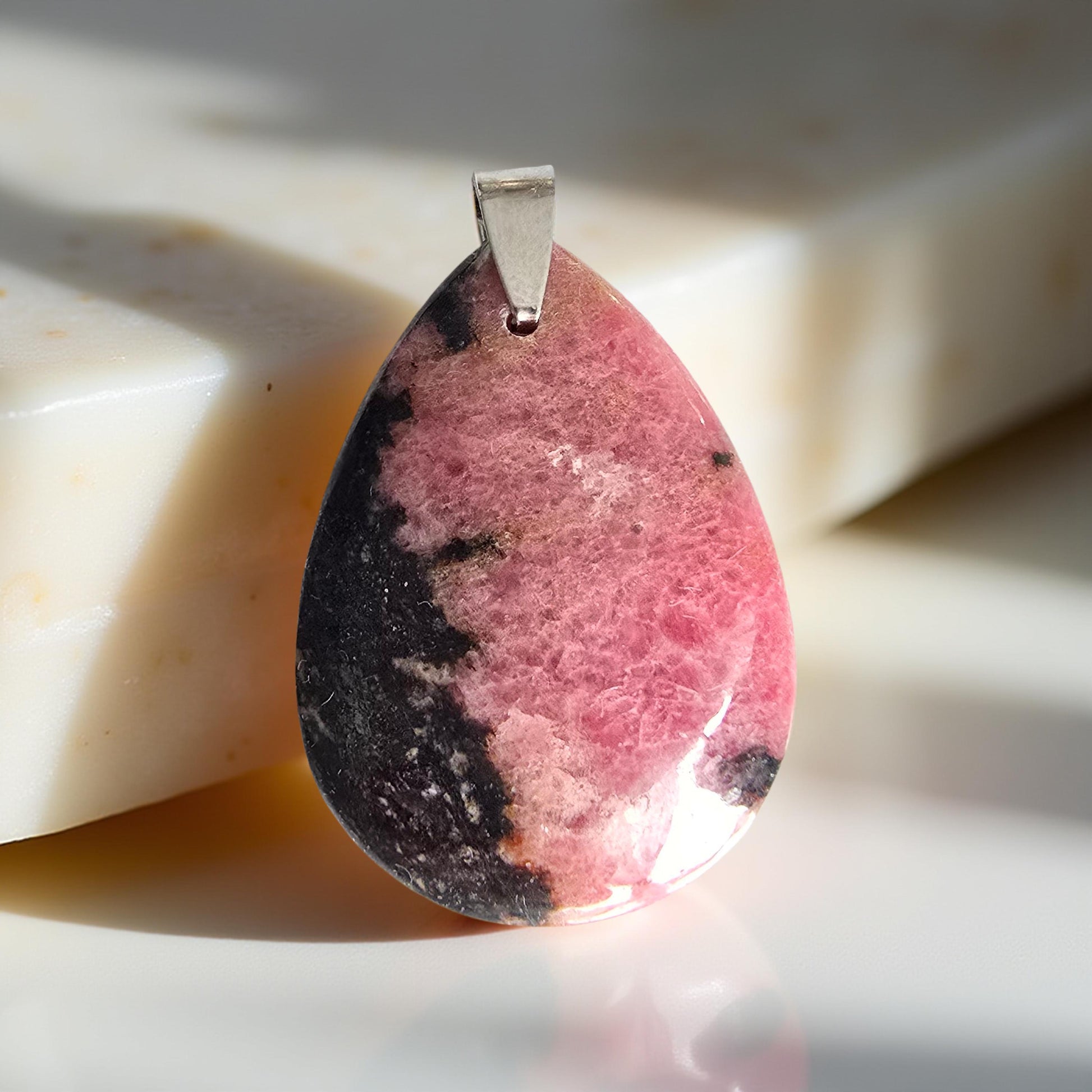 Pendentif Rhodonite Goutte - Pierre Naturelle - Amour & Compassion | Lithothérapie
