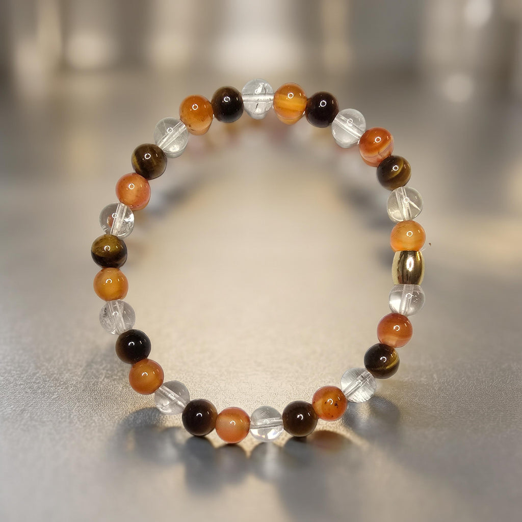 : "Bracelet lithothérapie douleur psychique et mentale avec perles d'œil de tigre doré, cornaline orange et citrine jaune sur foBracelet lithothérapie anti-fatigue avec perles d'œil de tigre doré, cornaline orange et citrine jaune sur fond neutre"