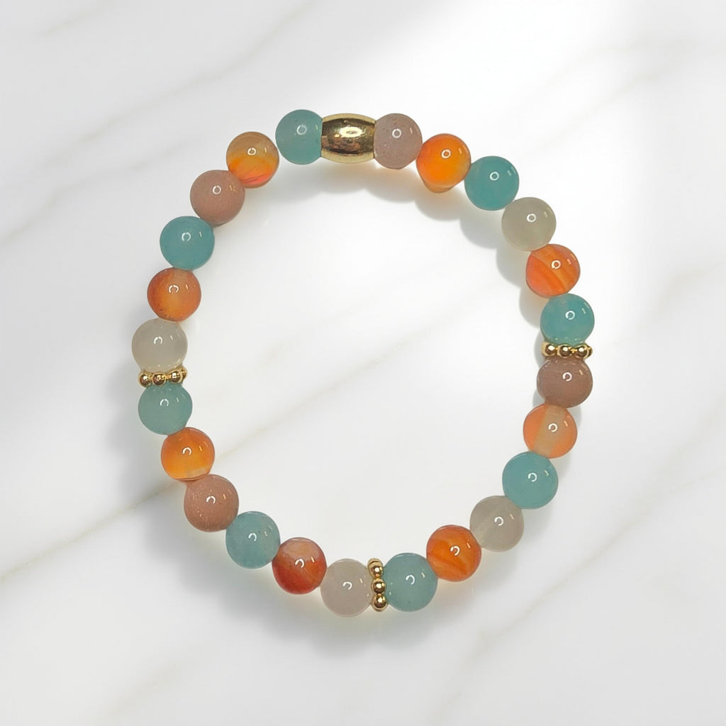 "Bracelet lithothérapie anti-ballonnements avec perles d'amazonite turquoise, cornaline orange et pierre de lune blanche sur fond neutre"