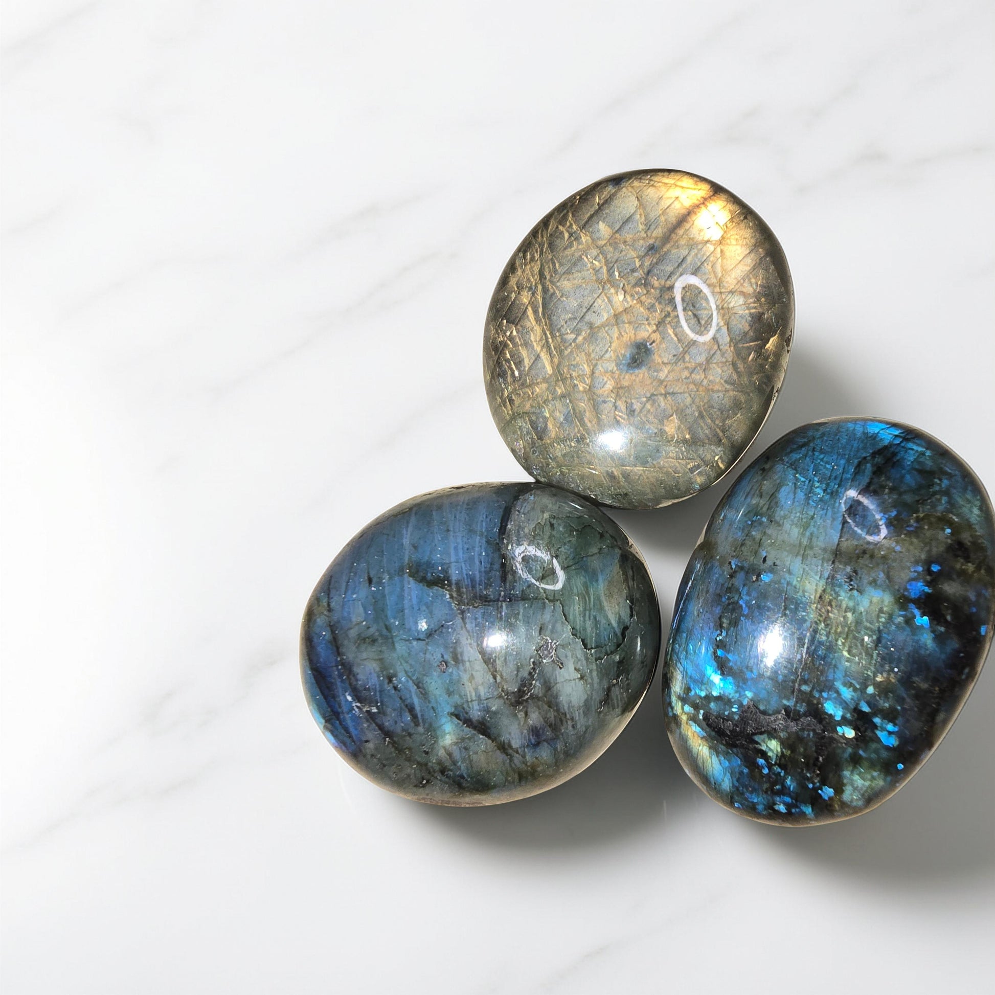 Pierre de Labradorite qualité extra 20-30mm ou galet 4-5cm. Reflets iridescents intenses. Pierre de protection puissante, intuition et transformation.