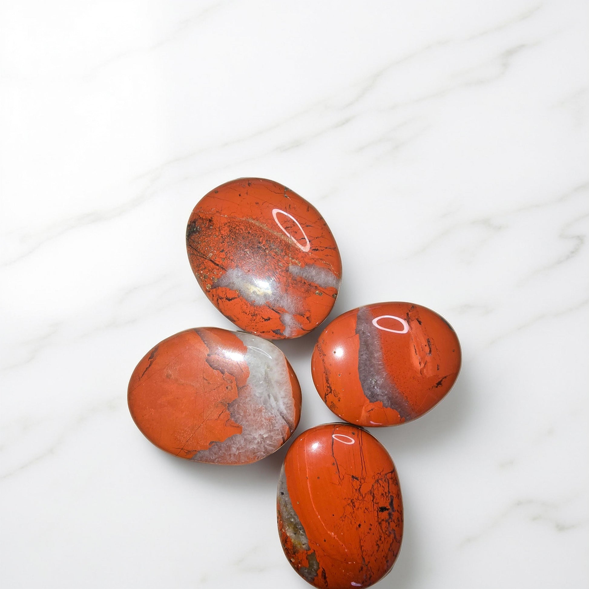 Galet de Jaspe Rouge naturel. Pierre de vitalité, ancrage, circulation sanguine, énergie et système reproducteur. Méditation et massage.
