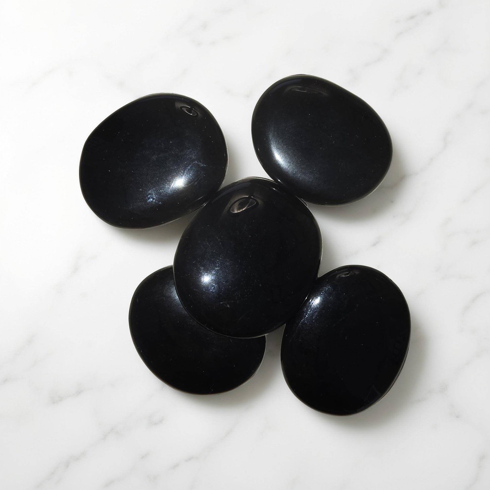 Galet d'Obsidienne Noire naturel. Pierre de protection puissante, ancrage, circulation sanguine, douleurs et détoxification. Méditation profonde.