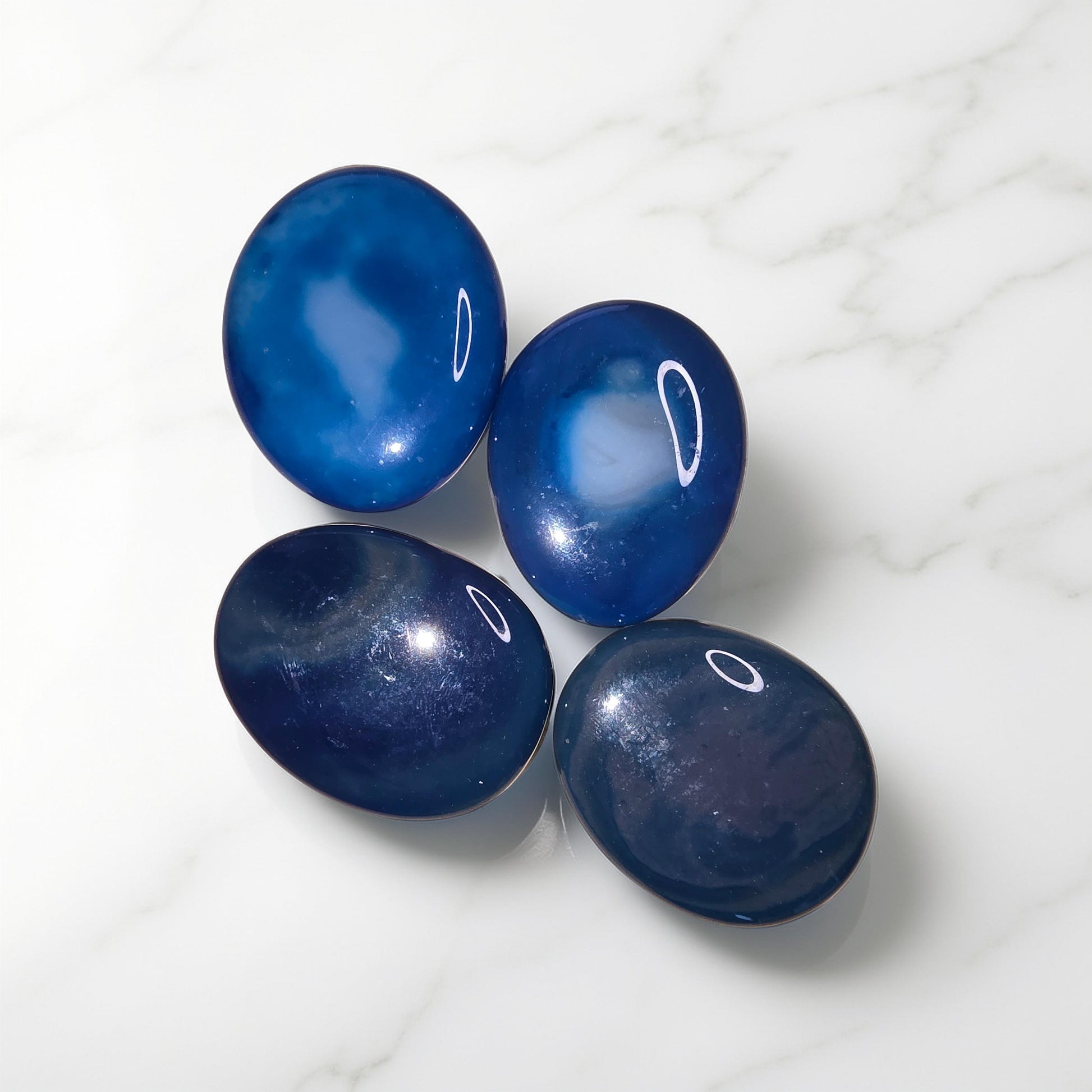 Galet d'Agate Bleue naturel. Pierre d'apaisement, communication, gorge, thyroïde et système respiratoire. Méditation et massage.