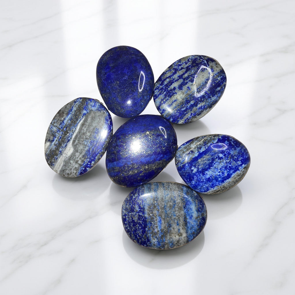 Galet de Lapis-Lazuli naturel bleu profond. Pierre de sagesse, communication, gorge, thyroïde et intuition. Méditation et éveil spirituel.