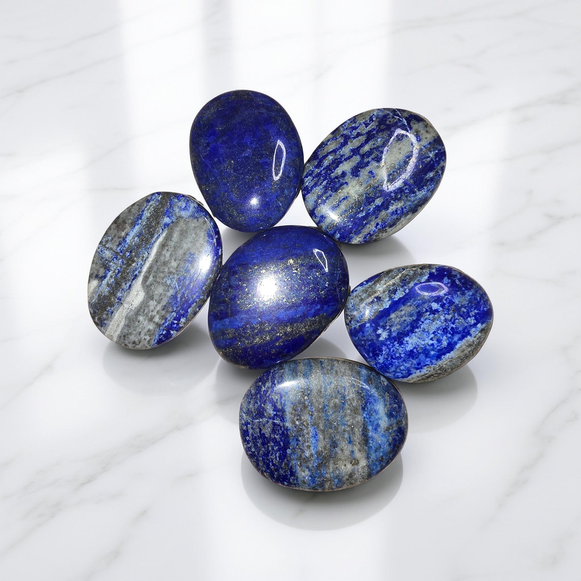 Galet de Lapis-Lazuli naturel bleu profond. Pierre de sagesse, communication, gorge, thyroïde et intuition. Méditation et éveil spirituel.