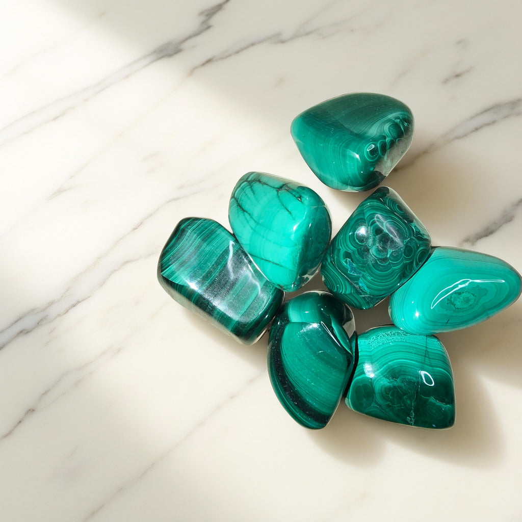 Pierre roulée de Malachite qualité extra 1,5-3cm. Vert émeraude intense. Pierre de transformation, guérison, anti-inflammatoire et protection.