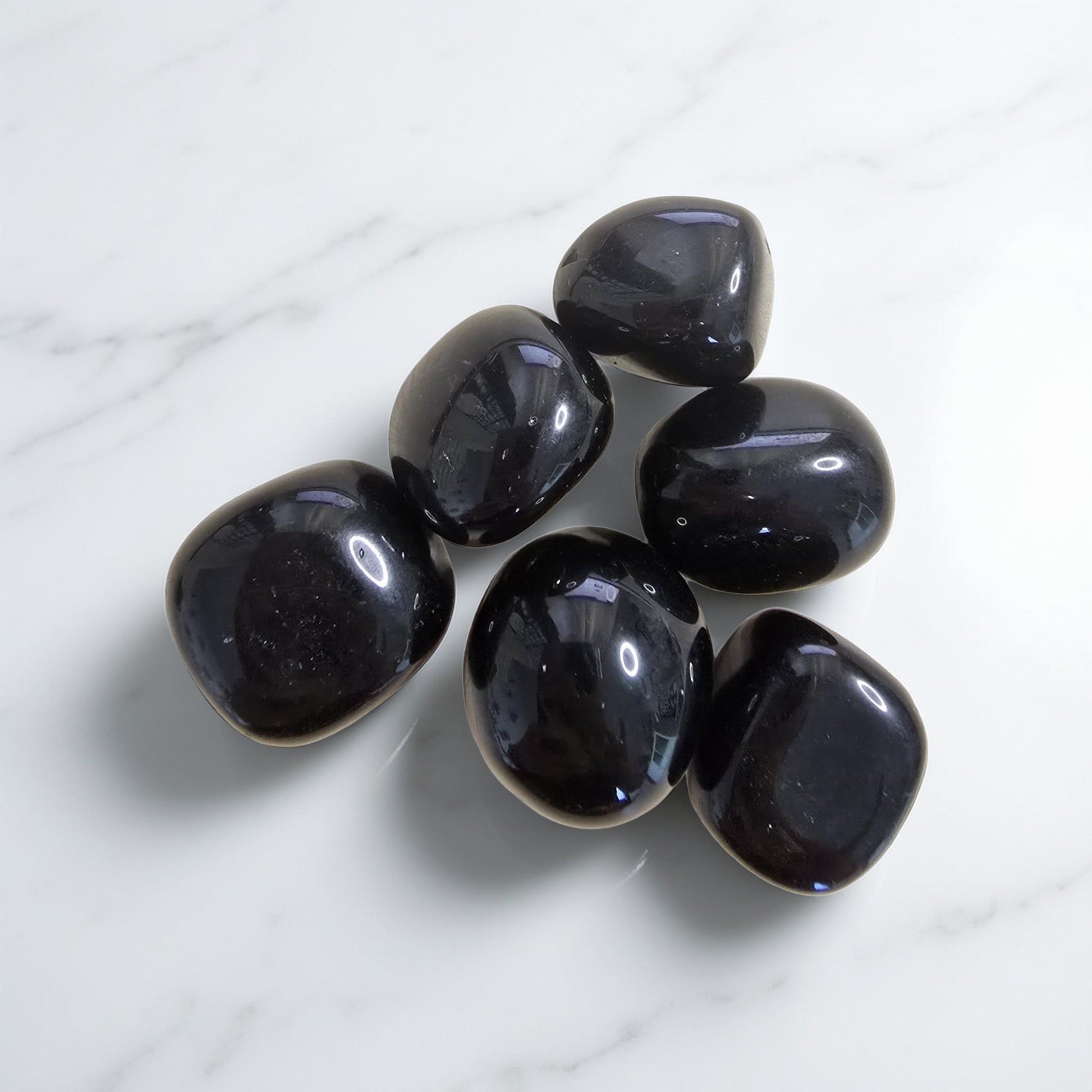 Pierre roulée d'Obsidienne Noire qualité extra 20-30mm. Noir profond, éclat vitreux. Pierre de protection puissante, ancrage et introspection.