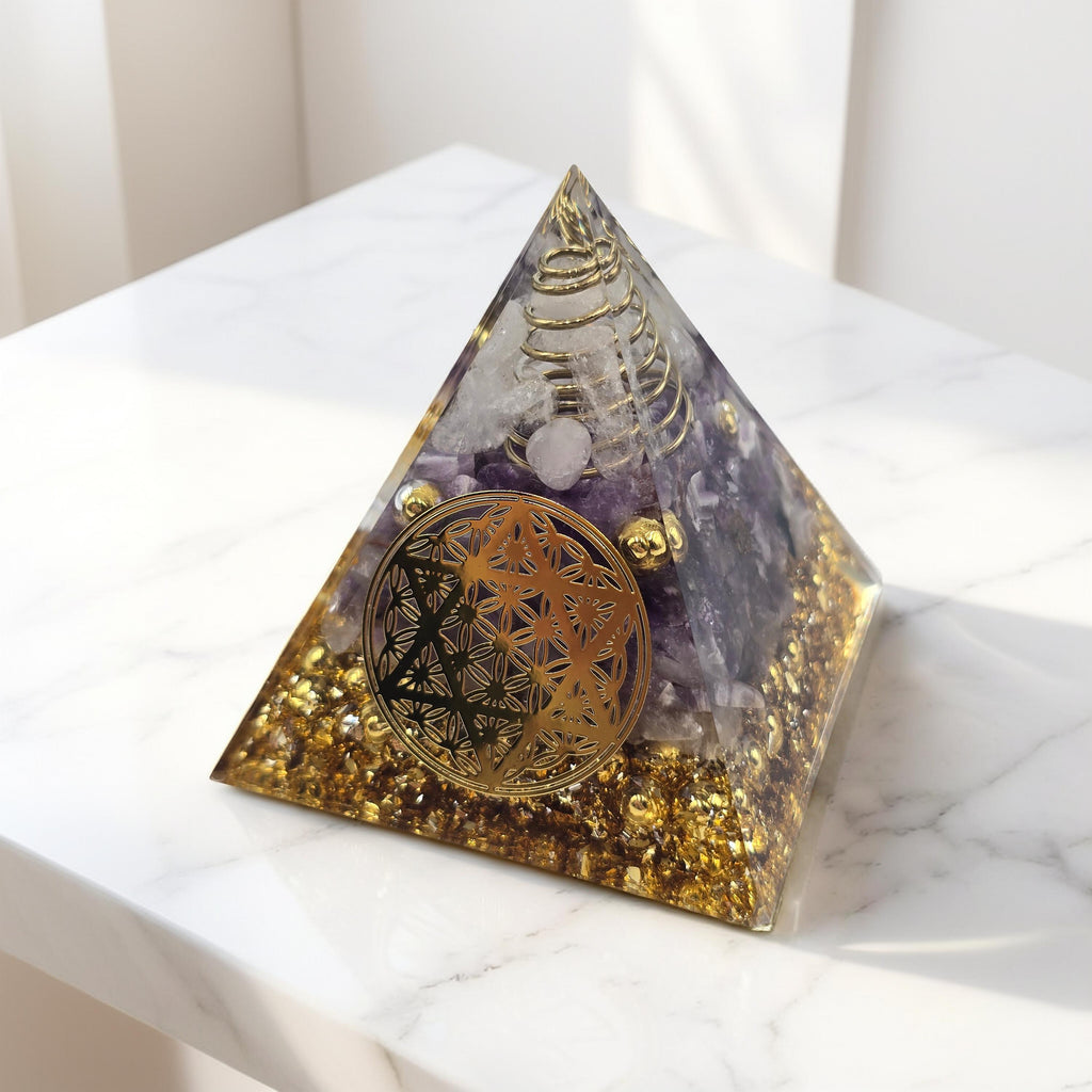 Orgonite Fleur de Vie Étoile avec Cristal de Roche, Améthyste et paillettes d'or. Géométrie sacrée, épuration, élévation. Pièce unique.