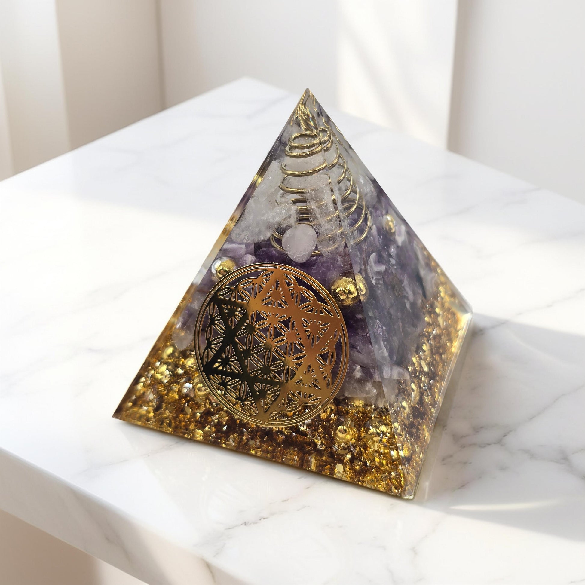 Orgonite Fleur de Vie Étoile avec Cristal de Roche, Améthyste et paillettes d'or. Géométrie sacrée, épuration, élévation. Pièce unique.