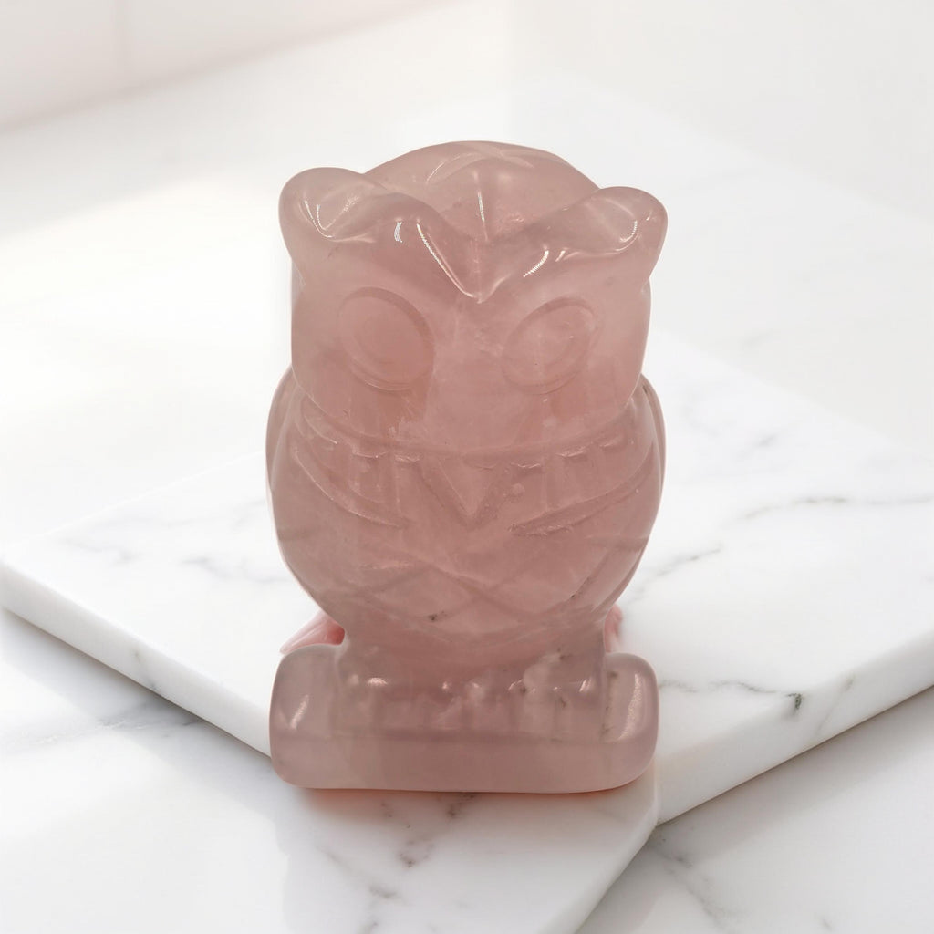 Chouette sculptée 50mm en Améthyste ou Quartz Rose. Sagesse, intuition, protection. Bienfaits système nerveux, cœur, sommeil. Pièce unique.