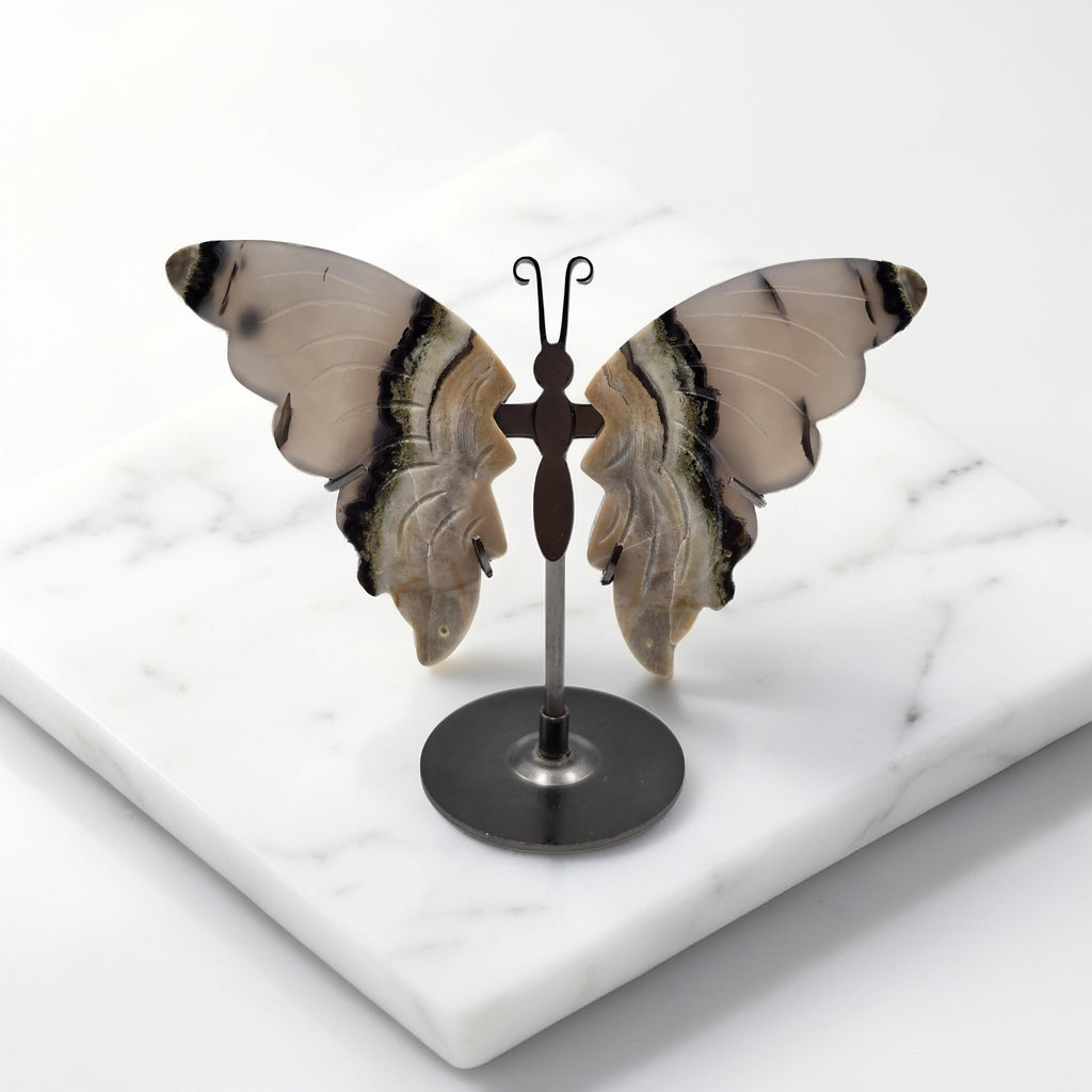 Papillon sculpté avec socle 120-150mm qualité AA. Fluorine Rainbow ou Agate Grise. Transformation, clarté mentale, ancrage. Pièce de collection unique.