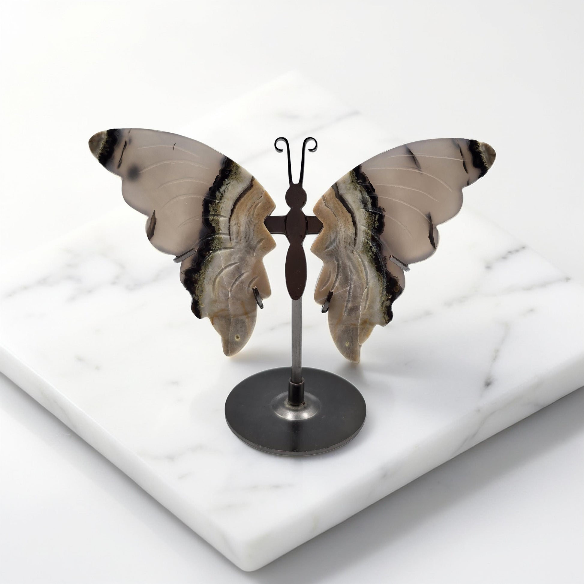 Papillon sculpté avec socle 120-150mm qualité AA. Fluorine Rainbow ou Agate Grise. Transformation, clarté mentale, ancrage. Pièce de collection unique.