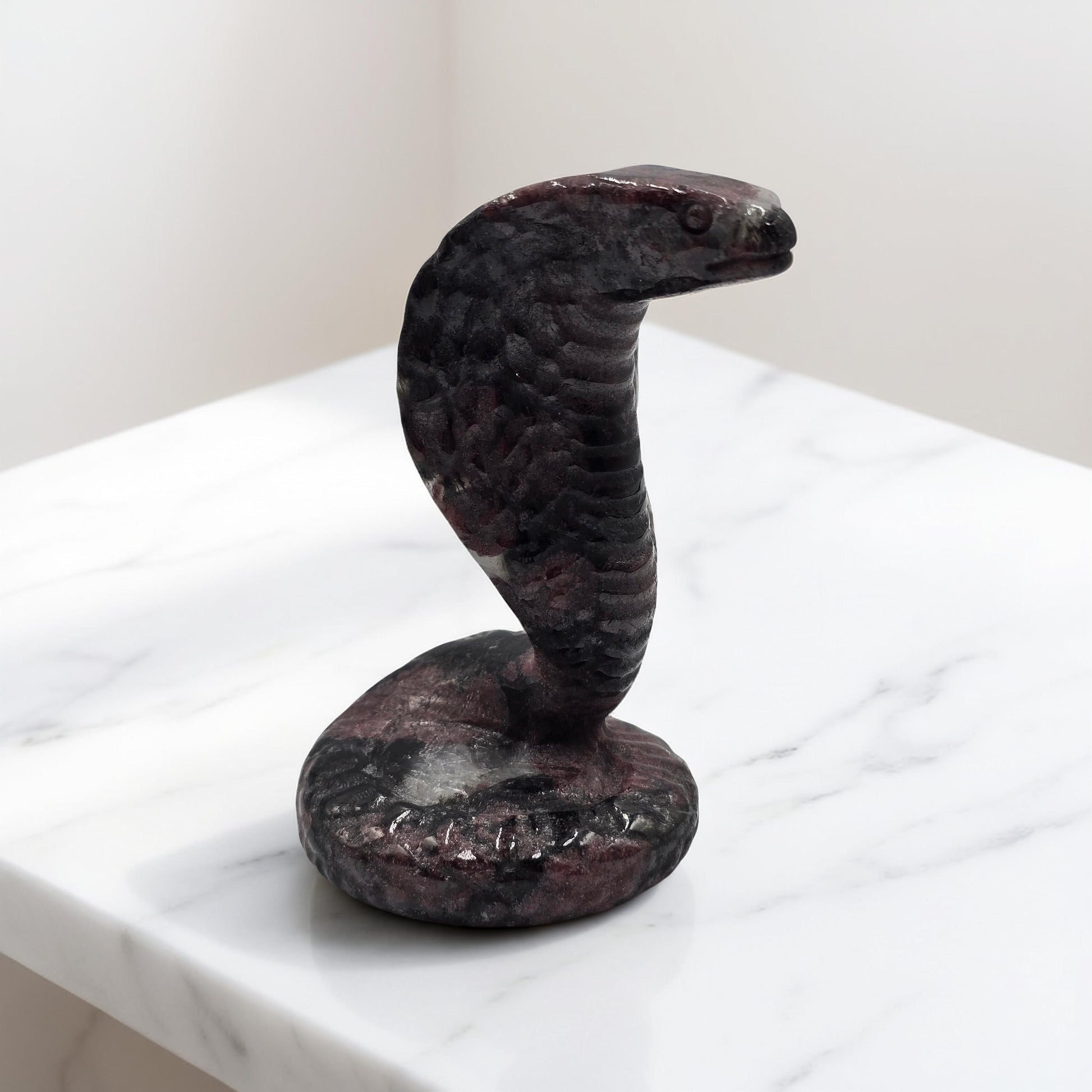 Cobra Grenat Rouge sur Astrophyllite 110mm - Pièce Rare