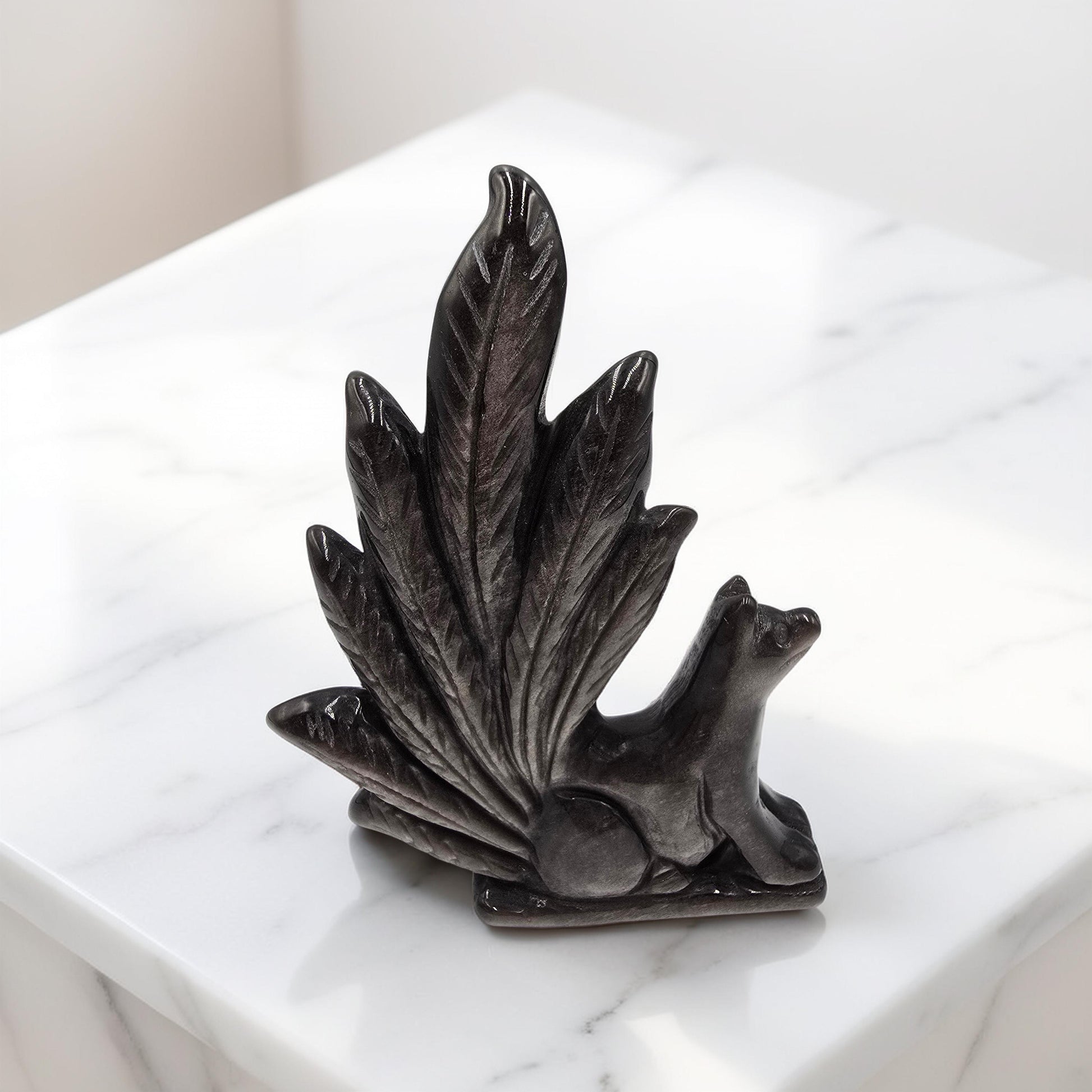 Renard sculpté 130mm Obsidienne Argentée rare. Intelligence, ruse, intuition, protection. Reflets argentés chatoyants. Pièce exceptionnelle.