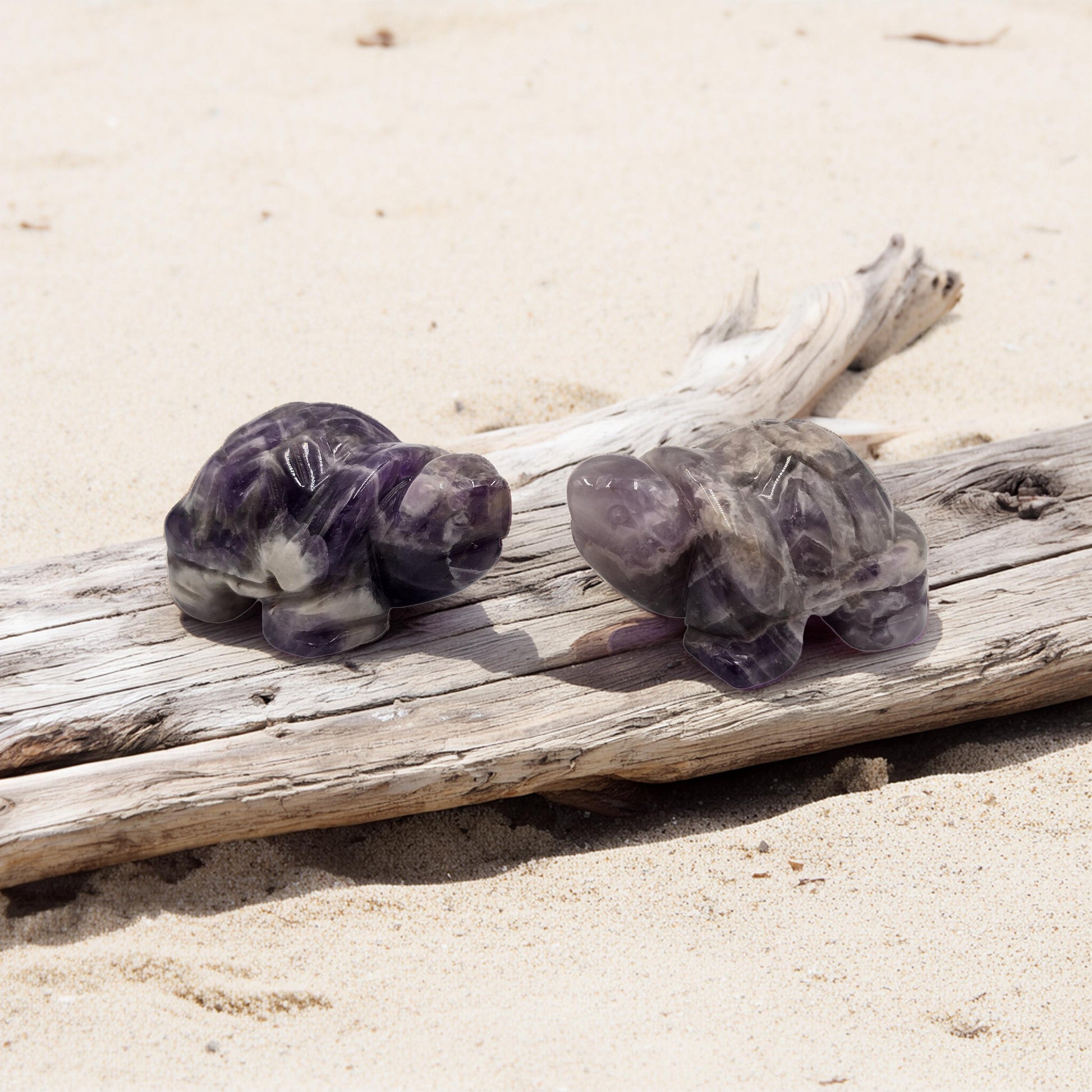 Tortue sculptée 50mm en Améthyste. Longévité, sagesse, protection spirituelle. Apaisement, sommeil, méditation. Pièce unique.