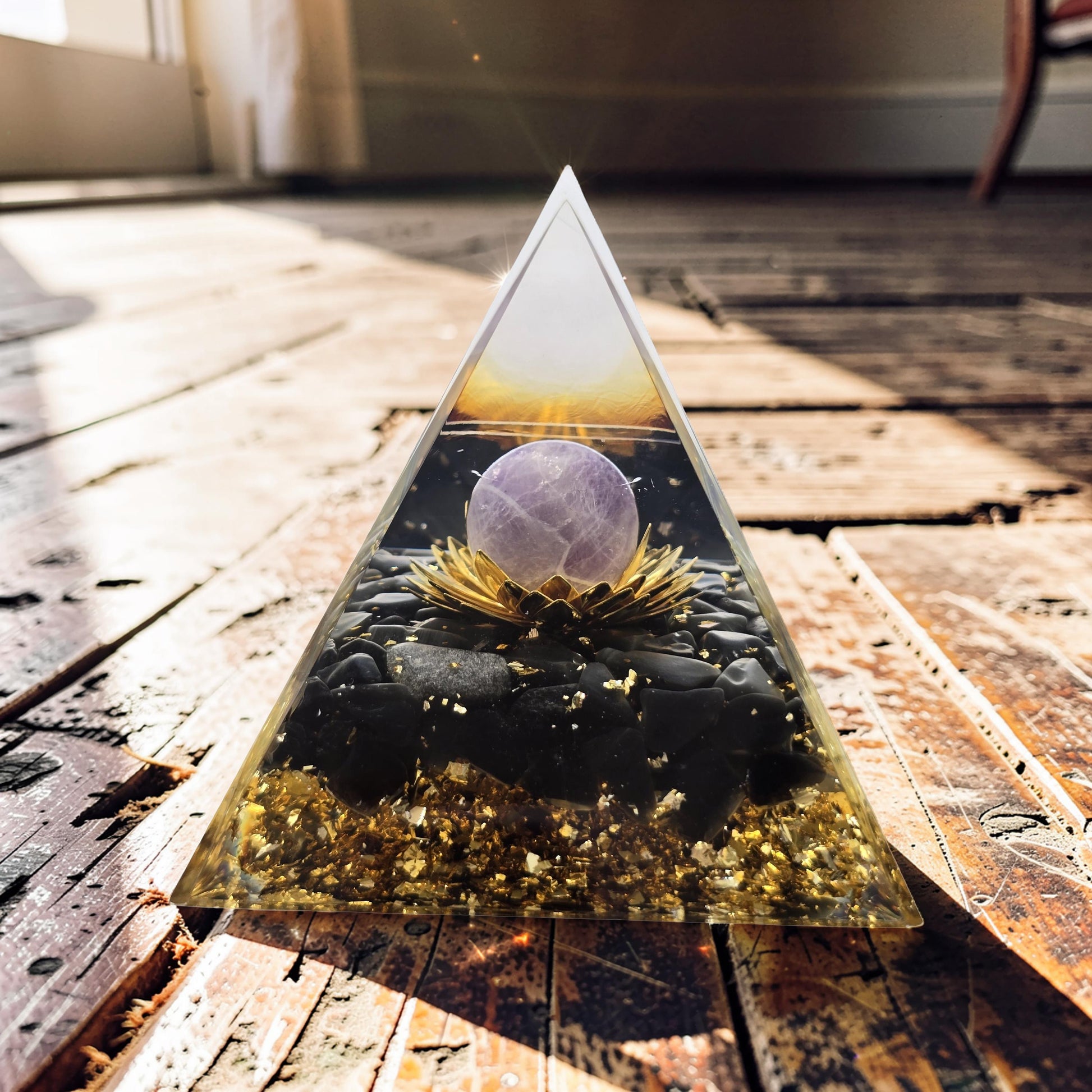 Orgonite Lotus Doré Pailleté d'Or - Améthyste & Obsidienne Noire