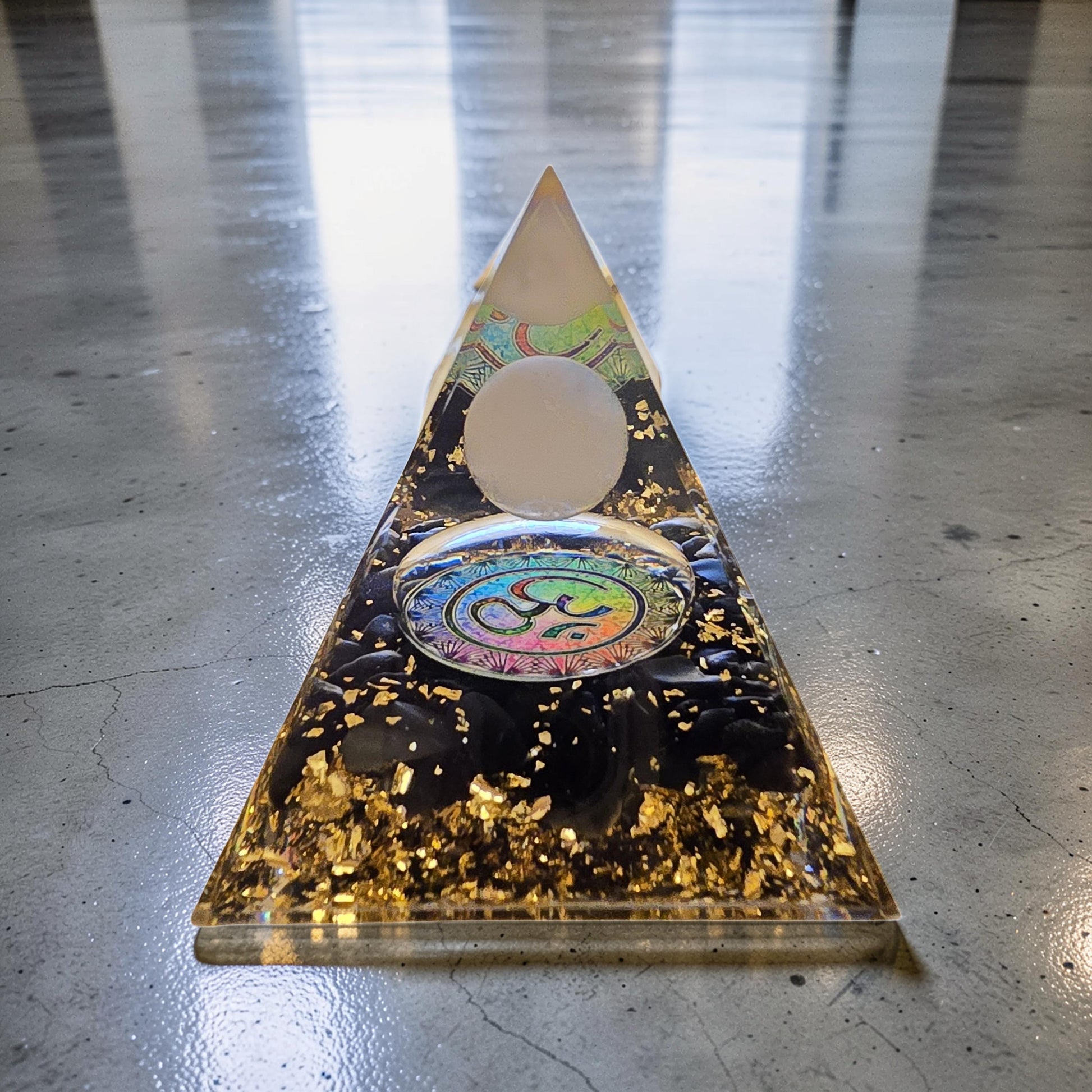 Orgonite OM Pailleté d'Or - Quartz Rose, Obsidienne Noire & Sphère